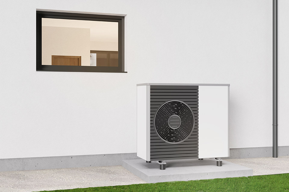 How many homes have a heat pump in the UK?